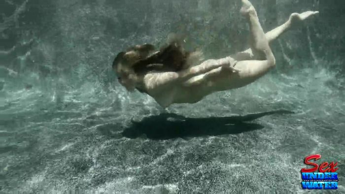 Экстремальный секс под водой молодой парочки