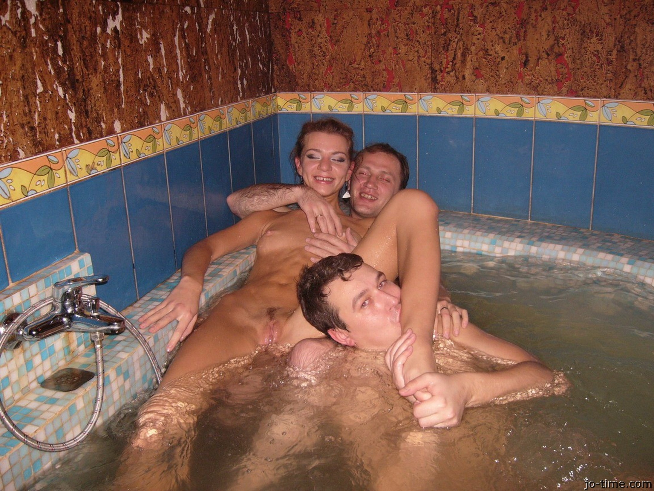 Индийская пара наслаждается качественным сексом в бане.